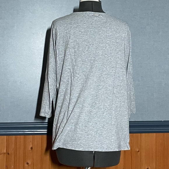 🔥3 for $15 Sale- Micheal Kors 3/4 sleeve top - Picture 2 of 4
